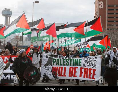 Dallas, Texas, États-Unis. 21 janvier 2024. Les drapeaux des partisans de la Palestine battent dans le vent lors de la manifestation du 21 janvier à Dallas, au Texas. Températures dans les années 30 avec des valeurs de refroidissement éolien dans les années 20. La manifestation a exigé un cessez-le-feu immédiat à Gaza qui est assiégée depuis 108 jours sans fin en vue. Vingt-cinq mille civils ont été tués dans les bombardements continus. (Image de crédit : © Jaime Carrero/ZUMA Press Wire) USAGE ÉDITORIAL SEULEMENT! Non destiné à UN USAGE commercial ! Banque D'Images