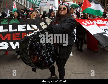 Dallas, Texas, États-Unis. 21 janvier 2024. Le batteur de la manifestation du 21 janvier et de la marche à Dallas au Texas en soutien au peuple palestinien de Gaza s'arrête pour un portrait en une fraction de seconde. Les partisans de la Palestine ont exigé la fin du bombardement de Gaza qui en est maintenant à son 108e jour et des massacres en Cisjordanie. (Image de crédit : © Jaime Carrero/ZUMA Press Wire) USAGE ÉDITORIAL SEULEMENT! Non destiné à UN USAGE commercial ! Banque D'Images