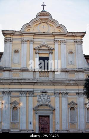 Façade majestueuse de Santa Maria delle Grazie alle Fornaci, Rome : un chef-d'œuvre de l'architecture baroque Banque D'Images