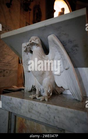 Élégant pupitre en marbre orné d'une sculpture d'ange dans l'intérieur tranquille de Santa Maria delle Fornaci, Rome Banque D'Images