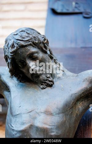 Détail expressif du crucifix de bronze à Santa Maria delle Grazie alle Fornaci, Rome, capturant le repos spirituel Banque D'Images