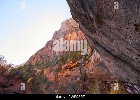 L'eau coule sur un surplomb rocheux dans les piscines émeraude du parc national de zion Banque D'Images