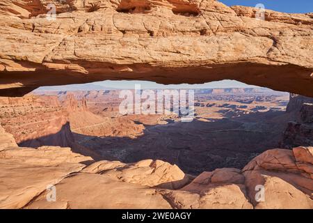 Mesa Arch est un arc de nid-de-poule de 27 pieds de long qui encadre une belle vue sur le canyon étendu ci-dessous. Situé dans le parc national de Canyonlands, ce lan Banque D'Images