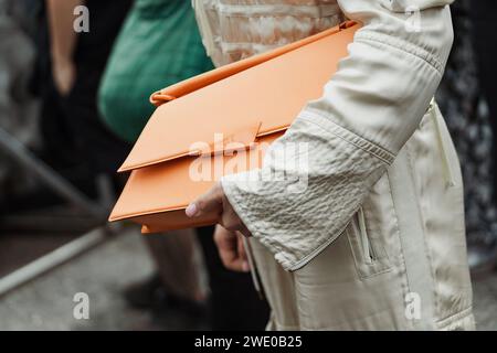 Détails de la mode en dehors du salon Sportmax pendant la Fashion week de Milan vêtements pour femmes Printemps/été 2024. Banque D'Images