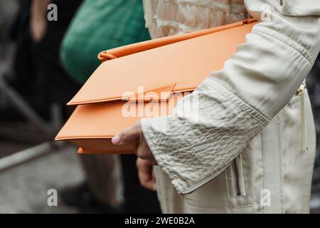 Détails de la mode en dehors du salon Sportmax pendant la Fashion week de Milan vêtements pour femmes Printemps/été 2024. Banque D'Images