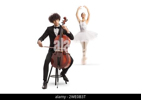 Jeune violoncelliste masculin assis sur une chaise et exécutant et danseur de ballet exécutant isolé sur fond blanc Banque D'Images