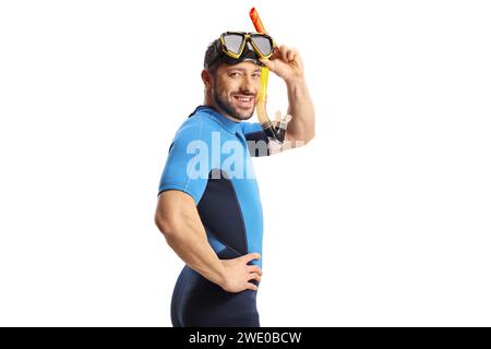 Guy dans un costume de plongée mettant sur le masque et souriant isolé sur fond blanc Banque D'Images