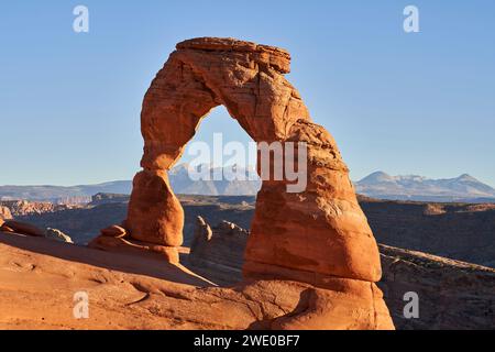 L'arche délicate dans le parc national des Arches mesure 52 pieds de haut, et est une arche rocheuse naturelle autoportante. C'est un repère naturel bien connu. Derrière ça ca Banque D'Images