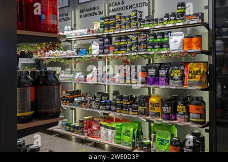 Diversité des compléments alimentaires en magasin de nutrition sportive. Le magasin vend des produits de santé et de nutrition sous forme de vitamines. Minsk, Biélorussie - 23 janvier 2024 Banque D'Images