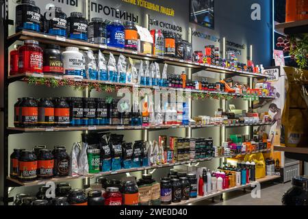 Diversité des compléments alimentaires en magasin de nutrition sportive. Le magasin vend des produits de santé et de nutrition sous forme de vitamines. Minsk, Biélorussie - 23 janvier 2024 Banque D'Images