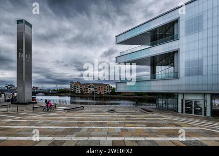 Zone financière et commerciale au bord de la rivière Lagan un jour de pluie à Belfast, Irlande du Nord. Banque D'Images