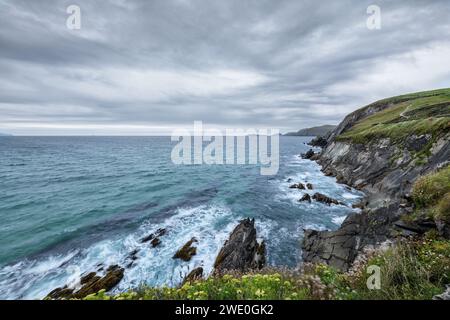 Paysage marin spectaculaire sur la côte atlantique du Dingle Ring par un jour venteux avec un ciel nuageux, Kerry, Irlande. Banque D'Images