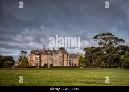 Muckross House, un impressionnant manoir victorien avec des jardins et de grands arbres anciens par une journée ensoleillée d'été, dans le parc national de Killarney, en Irlande Banque D'Images