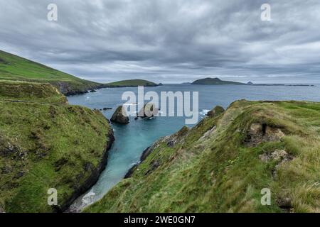 Paysage marin spectaculaire sur la côte atlantique du Dingle Ring par un jour venteux avec un ciel nuageux, Kerry, Irlande. Banque D'Images