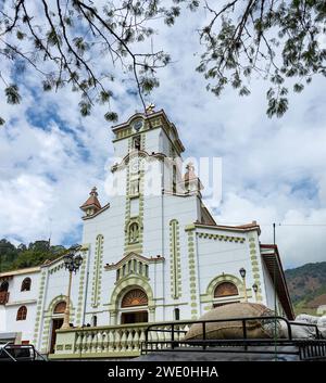 Salgar, Antioquia - Colombie. 26 décembre 2023. Église de San Juan Evangeliste, c'est un temple de culte catholique. Banque D'Images