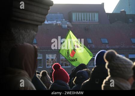 Lubeck, Allemagne, 22 janvier 2024 : drapeau vert montrant la swastika jetée dans une poubelle et un texte - nazis non merci - lors de la manifestation contre le racisme Banque D'Images