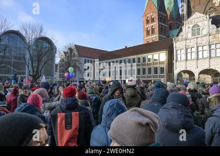 Lubeck, Allemagne, 22 janvier 2024 : foule de personnes protestant contre le racisme et le parti AFD lors de la manifestation sur la place du marché dans la vieille remorque Banque D'Images