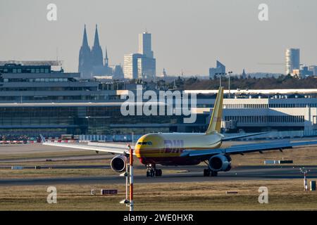 DHL Airbus A330-243F, avion cargo atterrissant à l'aéroport de Cologne-Bonn, NRW, Allemagne Banque D'Images