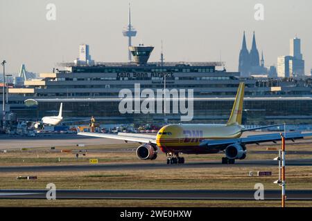 DHL Airbus A330-243F, avion cargo atterrissant à l'aéroport de Cologne-Bonn, NRW, Allemagne Banque D'Images