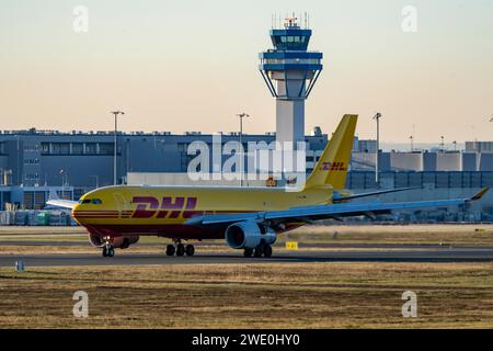 DHL Airbus A330-243F, avion cargo atterrissant à l'aéroport de Cologne-Bonn, NRW, Allemagne Banque D'Images