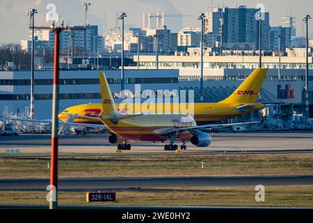DHL Airbus A330-243F, avion cargo atterrissant à l'aéroport de Cologne-Bonn, NRW, Allemagne Banque D'Images
