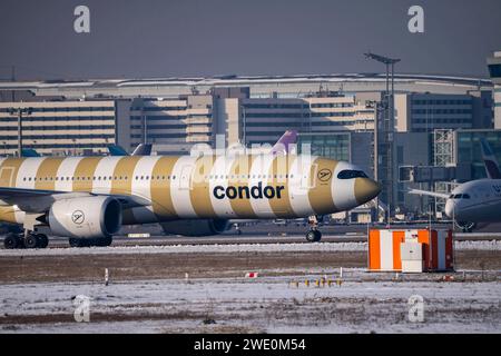 Condor, Flugzeug, auf dem Taxiway am Flughafen Frankfurt FRA, Fraport, im Winter, Hessen, Deutschland Flughafen FRA *** Condor, avion, sur la voie de circulation à l'aéroport de Francfort FRA, Fraport, en hiver, Hesse, Allemagne aéroport FRA Banque D'Images