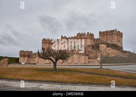 Château de Coca (Castillo de Coca) est une fortification construite au 15e siècle et est situé dans la ville de Coca, à Ségovie, Castille et Léon, Espagne Banque D'Images