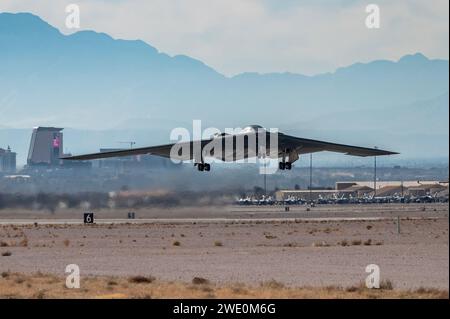 Un B-2 Spirit décolle pour la mission Red Flag-Nellis 24-1 à la base aérienne de Nellis, Nevada, le 16 janvier 2024. Le signal d'alarme est une occasion d'améliorer la préparation et la formation nécessaires pour répondre en tant que force commune à toute crise ou défi potentiel à travers le monde. (Photo de l'US Air Force par William R. Lewis) Banque D'Images