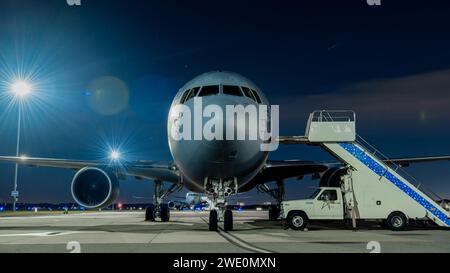 Un US Air National Guard KC-46a Pegasus affecté à la 157th Air ravitailling Wing, Pease ANG base, New Hampshire, repose sur la ligne de vol de la MacDill Air Force base, Floride, le 19 janvier 2023. Avec des capacités de ravitaillement, de fret et d'évacuation aéromédicale supérieures à celles du KC-135 Stratotanker, le KC-46a fournira un soutien de ravitaillement aérien de prochaine génération aux récepteurs de la Force aérienne, de la Marine, du corps des Marines et des nations partenaires. (Photo de l'US Air Force par l'aviateur principal Zachary Foster) Banque D'Images