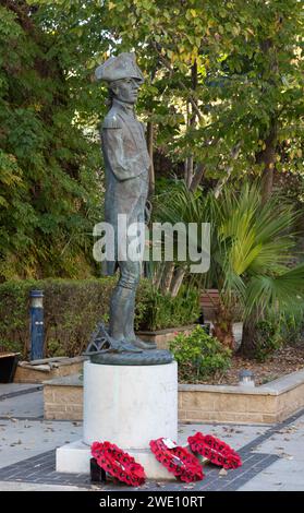 Statue en bronze de l'amiral Horatio Nelson (2005, John Doubleday) située en face du cimetière de Trafalgar, Gibraltar. Des couronnes de coquelicots sont sur la plinthe. Banque D'Images