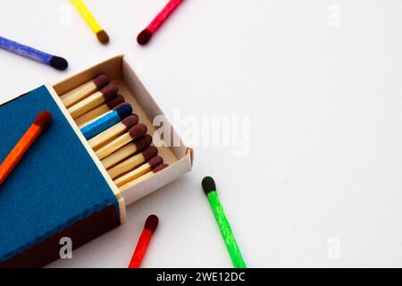 Matchs de différentes couleurs entourant une boîte qui contient un intérieur qui diffère du reste Banque D'Images