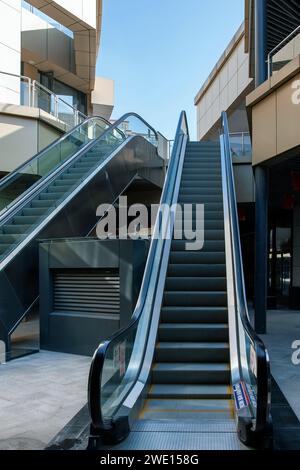 Escalators dans un centre commercial moderne Banque D'Images