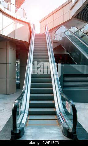 Escalators dans un centre commercial moderne Banque D'Images