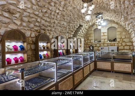 Mardin, Midyat, Turquie 09 janvier 2024 : Midyat Silver and filigrane store. Le travail à la main en filigrane argenté est également effectué dans ce magasin. Banque D'Images