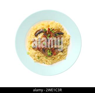 Savoureux porridge de millet avec champignons, bacon et oignon vert isolé sur blanc, vue de dessus Banque D'Images