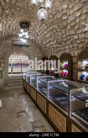 Mardin, Midyat, Turquie 09 janvier 2024 : Midyat Silver and filigrane store. Le travail à la main en filigrane argenté est également effectué dans ce magasin. Banque D'Images