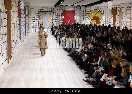 Paris, France. 22 janvier 2024. CHRISTIAN DIOR haute Couture Printemps/été 2024 Runway pendant la semaine de la mode haute Couture de Paris le 2024 janvier - Paris ; France 22/01/2024 crédit : dpa/Alamy Live News Banque D'Images