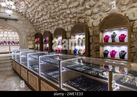 Mardin, Midyat, Turquie 09 janvier 2024 : Midyat Silver and filigrane store. Le travail à la main en filigrane argenté est également effectué dans ce magasin. Banque D'Images