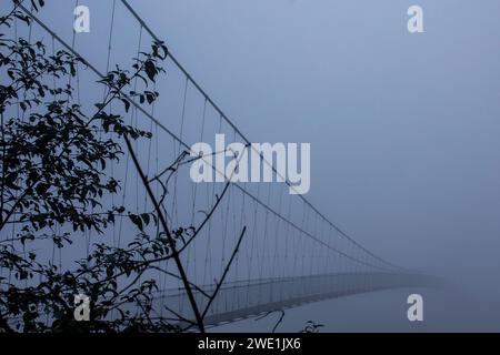 Matin d'hiver brumeux et glacial, pont suspendu. Banque D'Images