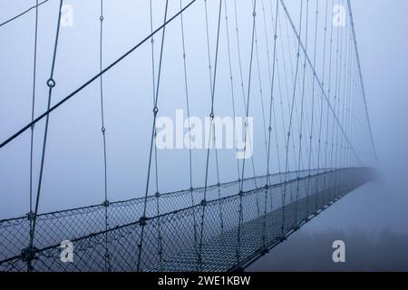 Matin d'hiver brumeux et glacial, pont suspendu. Banque D'Images