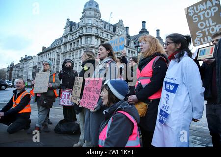 Londres, Royaume-Uni. 22 janvier 2024. Les manifestants brandissent des pancartes exprimant leur opinion pendant la manifestation. Des manifestants écologistes se rassemblent devant les chambres du Parlement pour protester contre le projet de loi sur les licences offshore. Le projet de loi passe en deuxième lecture aujourd’hui (22 janvier 2024) s’il est adopté, le projet de loi sur les licences pétrolières extracôtières permettra aux sociétés de combustibles fossiles de soumissionner pour de nouvelles licences en mer du Nord chaque année. Les autorités ont déjà annoncé leur intention de délivrer plus de 100 nouvelles licences pétrolières et gazières en mer du Nord. (Photo Martin Pope/SOPA Images/Sipa USA) crédit : SIPA USA/Alamy Live News Banque D'Images