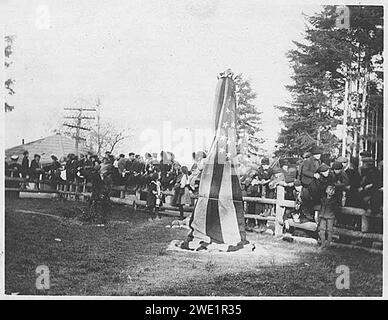 Alki point Monument dédicace montrant le monument enveloppé dans un drapeau des États-Unis, quartier de West Seattle, Seattle (WARNER 121). Banque D'Images