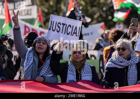 Madrid, Espagne. 20 janvier 2024. Les manifestants portant des foulards tiennent des pancartes pendant une manifestation. Des milliers de manifestants réclament un cessez-le-feu en Palestine lors d’une manifestation pro-palestinienne à Madrid. Crédit : SOPA Images Limited/Alamy Live News Banque D'Images