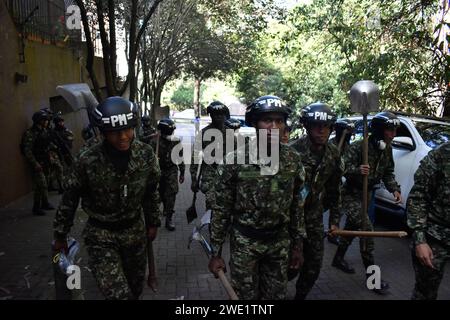 Bogota, Colombie. 22 janvier 2024. La défense civile colombienne, les pompiers et la police militaire apportent leur aide lors d'un incendie de forêt qui a commencé dans la matinée du 22 janvier 2024, à Bogota, en Colombie. Photo : Cristian Bayona/long Visual Press crédit : long Visual Press/Alamy Live News Banque D'Images