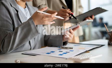 Deux femmes d'affaires ou comptables spécialisées font du brainstorming et travaillent ensemble au bureau. concept pour les hommes d'affaires. image de main rapprochée Banque D'Images