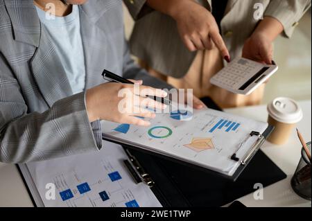 Deux femmes d'affaires ou comptables spécialisées font du brainstorming et travaillent ensemble au bureau. concept pour les hommes d'affaires. image de main rapprochée Banque D'Images
