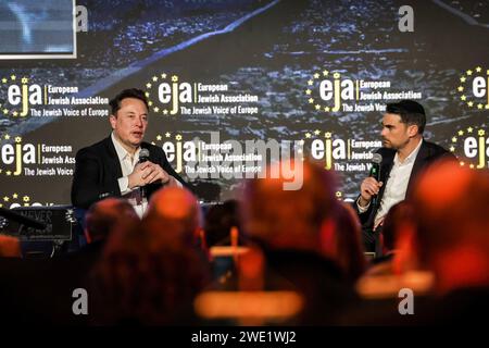 Cracovie, Pologne. 22 janvier 2024. Le milliardaire américain Elon Musk (à gauche) parle en conversation avec Ben Shapiro (à droite), journaliste politique juif et radiodiffuseur sur l'antisémitisme en ligne lors du symposium de l'Association juive européenne (EJA) au Centre de conférences de l'hôtel Hilton à Cracovie. Elon Musk s'est rendu en Pologne à l'invitation d'EJA pour montrer son soutien à la lutte juive contre l'antisémitisme. Elon Musk a été accusé d'antisémitisme après la publication de quelques messages antisémites sur la plate-forme X. Crédit : SOPA Images Limited/Alamy Live News Banque D'Images