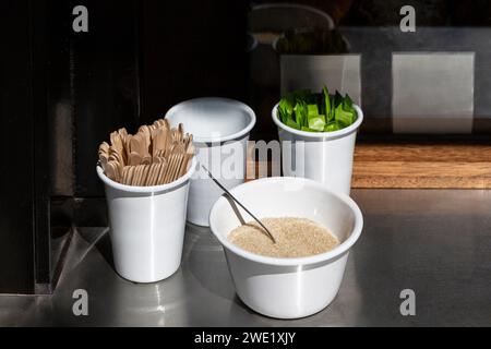 Bâtonnets en bois et sucre disposés sur le comptoir. Banque D'Images