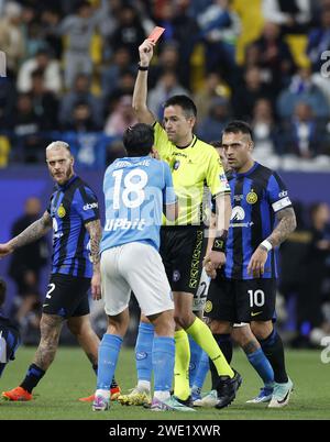 Riyad. 23 janvier 2024. Giovanni Simeone (2e L) de Naples reçoit un carton rouge de l'arbitre Antonio Rapuano lors de la finale de la Super coupe d'Italie (Supercoppa Italiana) entre Naples et l'Inter Milan à Riyad, Arabie Saoudite, le 22 janvier 2024. Crédit : Xinhua/Alamy Live News Banque D'Images