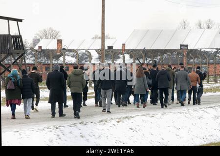 Oswiecim, Pologne. 22 janvier 2024. Elon Musk a vu marcher dans le camp d'Auschwitz-Birkenau lors de sa visite en Pologne. Crédit : SOPA Images Limited/Alamy Live News Banque D'Images